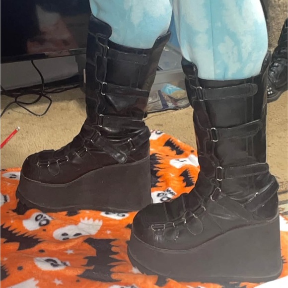 Hot topic size 11 vintage mall goth platform
Boots - Picture 15 of 15